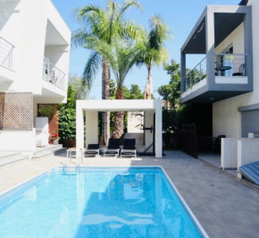 Amazing 2-bedroom apartment with pool!!